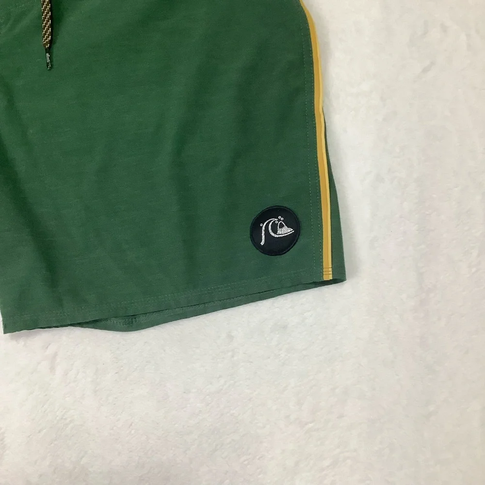 Quicksilver Men’s Boardshorts Sz 34 Green